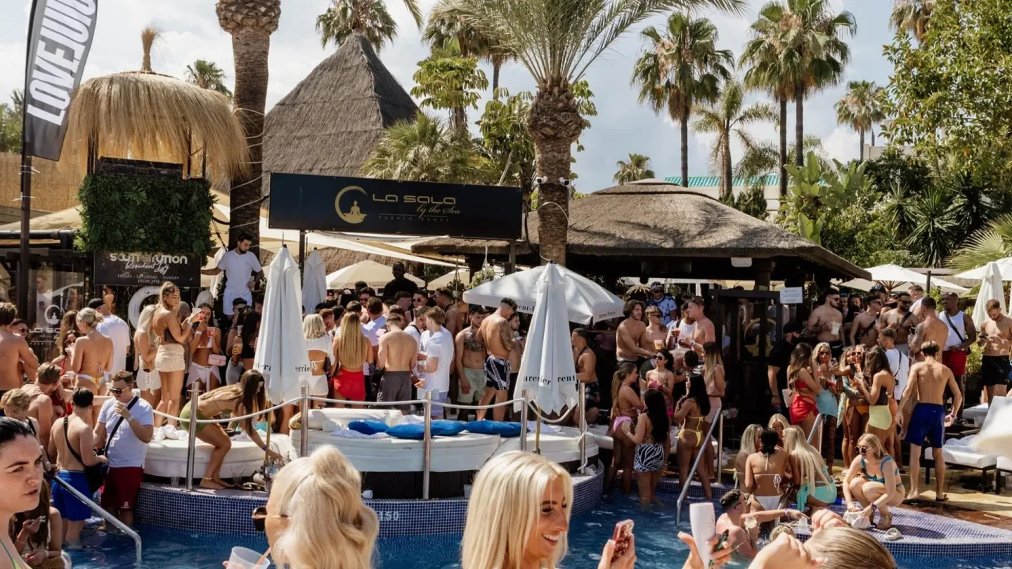 Le TOP 10 des Beach Club ouverts le mardi à Marbella