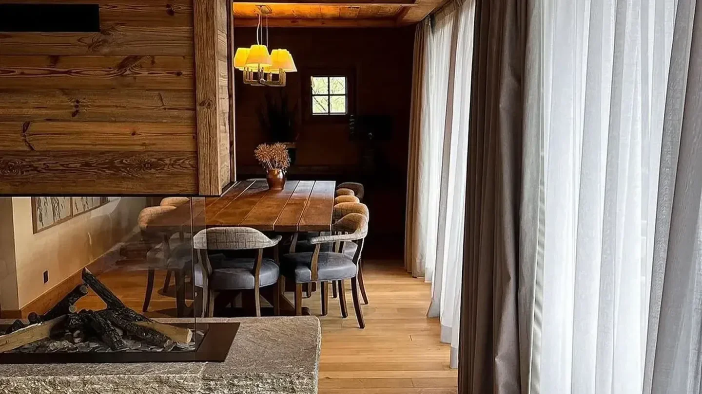 Cozy dining room at La Tabel de l'Alpaga in Megeve, featuring a warm fireplace.