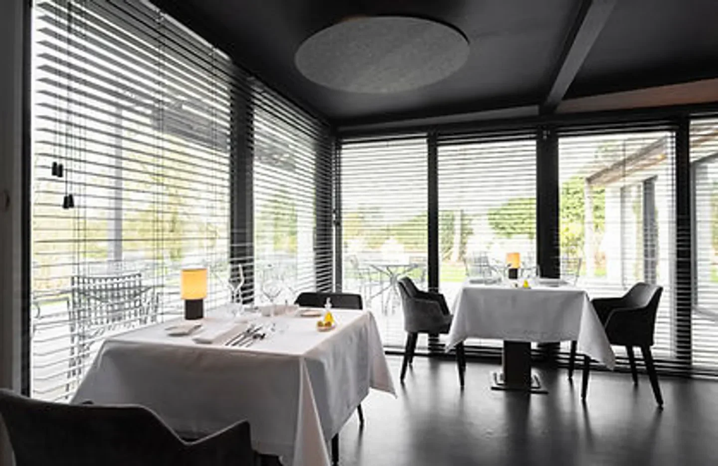 Elegant dining room at La Table Benjamin Laborie in Brussels, with natural light and tables.