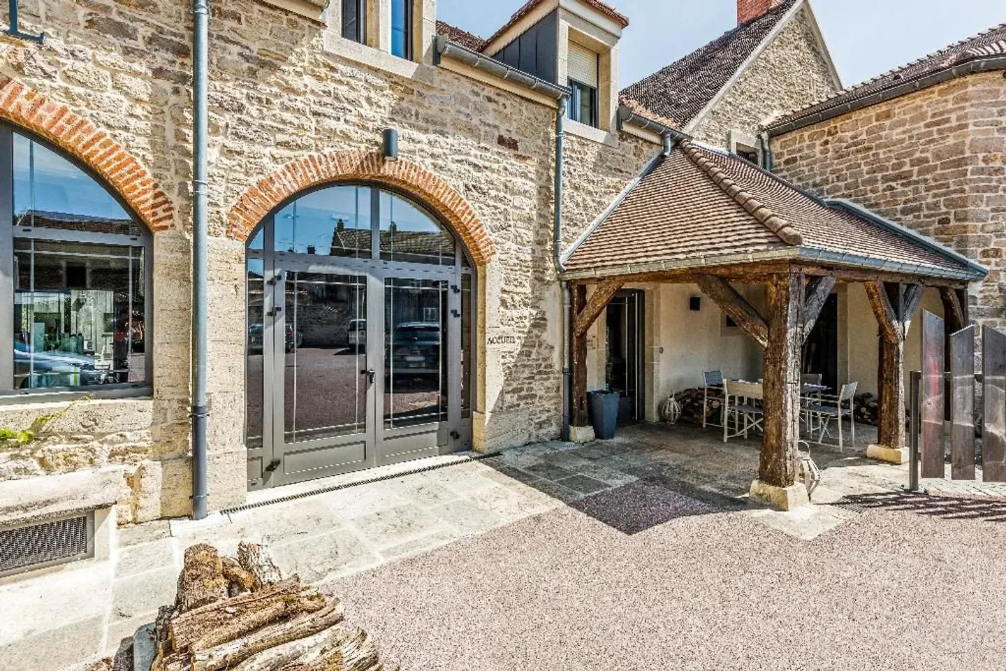 Exterior of La Table d'Hôtes - La Rôtisserie du Chambertin, restaurant in Bourgogne.