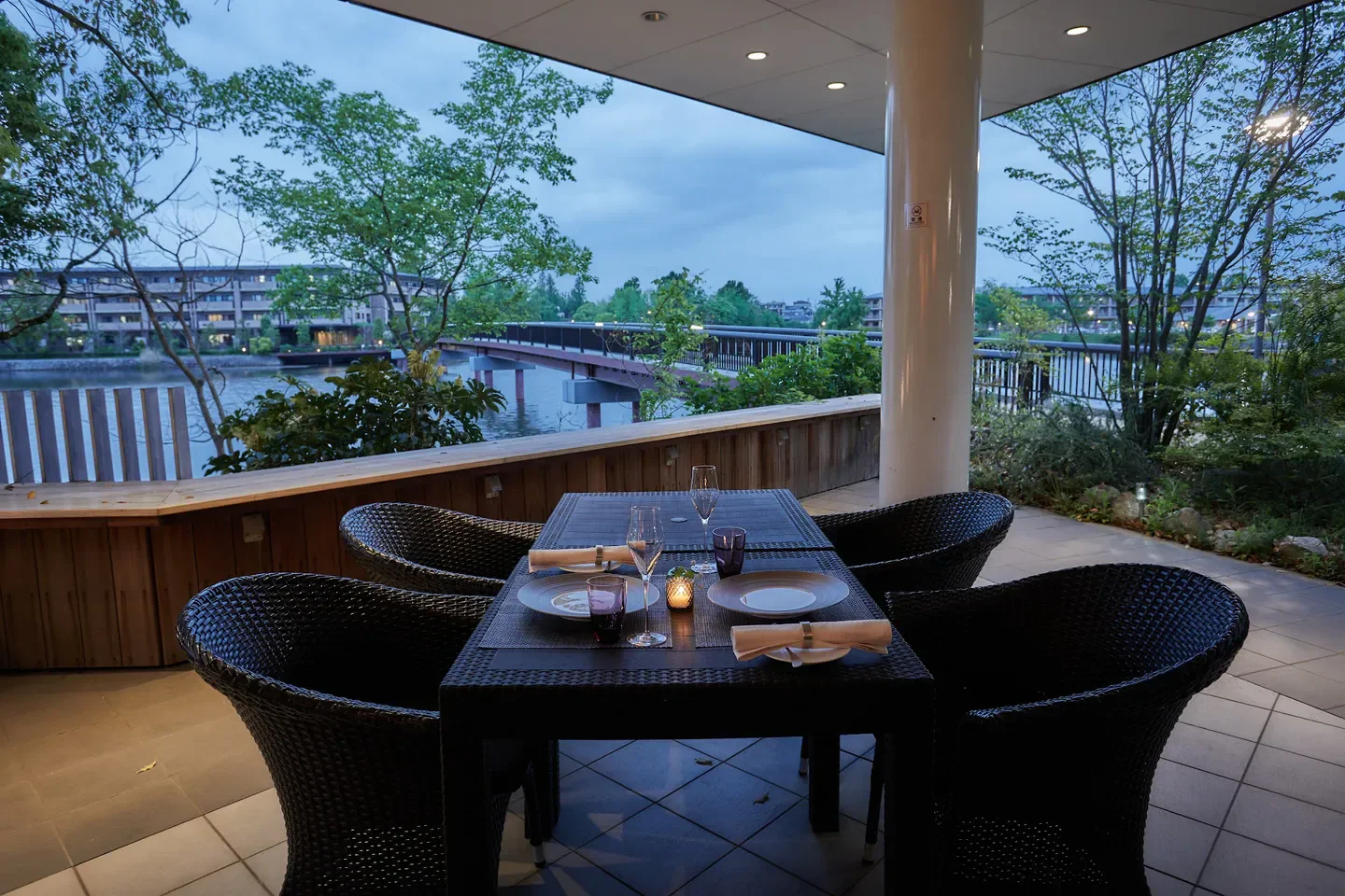 Outdoor dining at La Terrasse irisée restaurant in Nara with a serene bridge view.