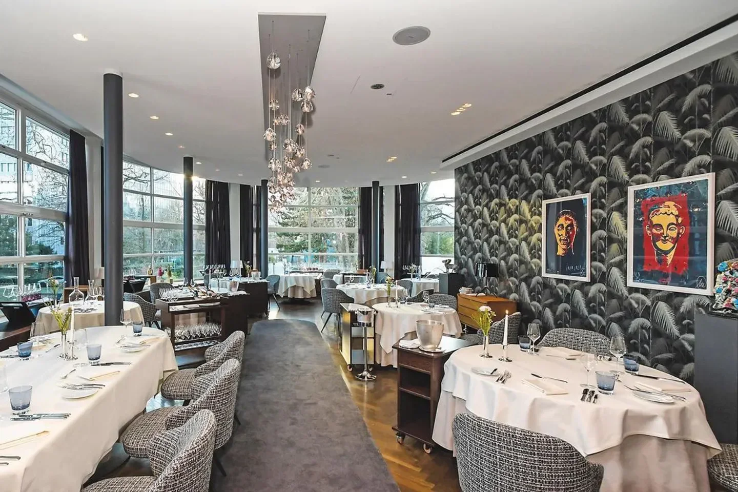 Elegant interior of Lafleur restaurant in Frankfurt, featuring stylish decor and art.
