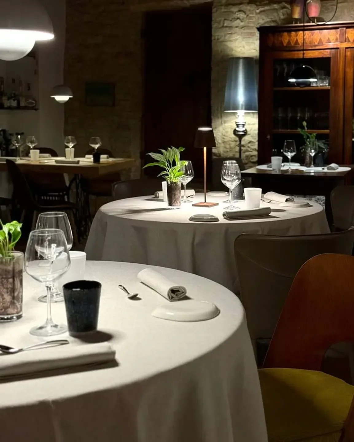 Elegant dining tables at L'Asinello restaurant in Tuscany, showcasing fine dining ambiance.