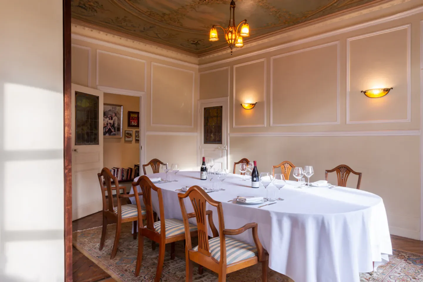 Elegant dining room at Le Bistro de L'Hôtel in Bourgogne, set for a memorable meal