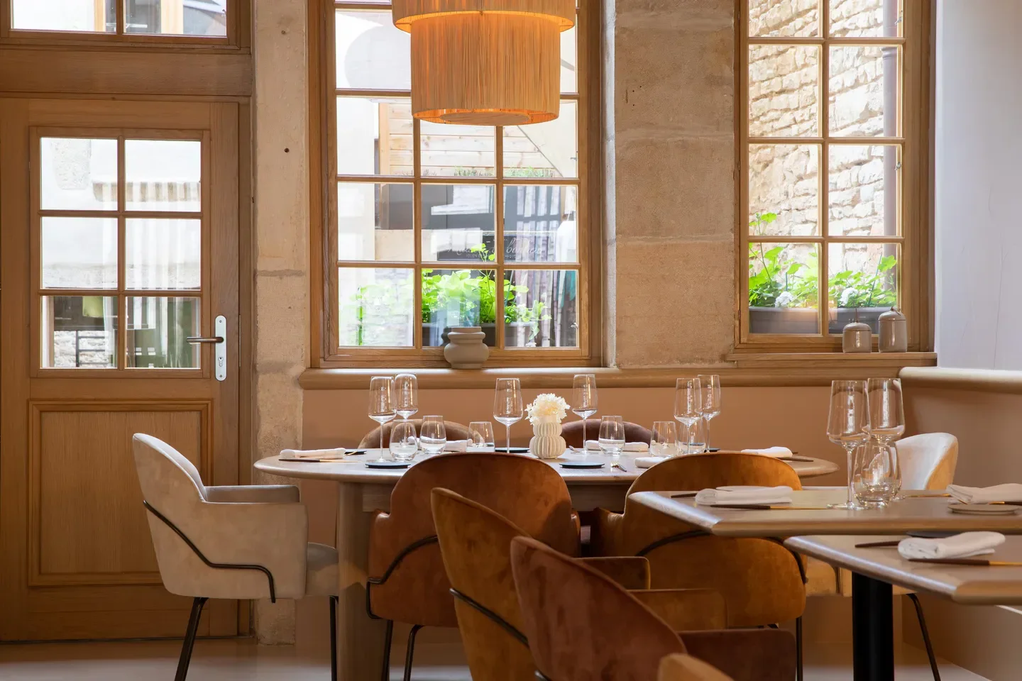 Interior of Le Carmin restaurant in Bourgogne, showing table setting and elegant decor.