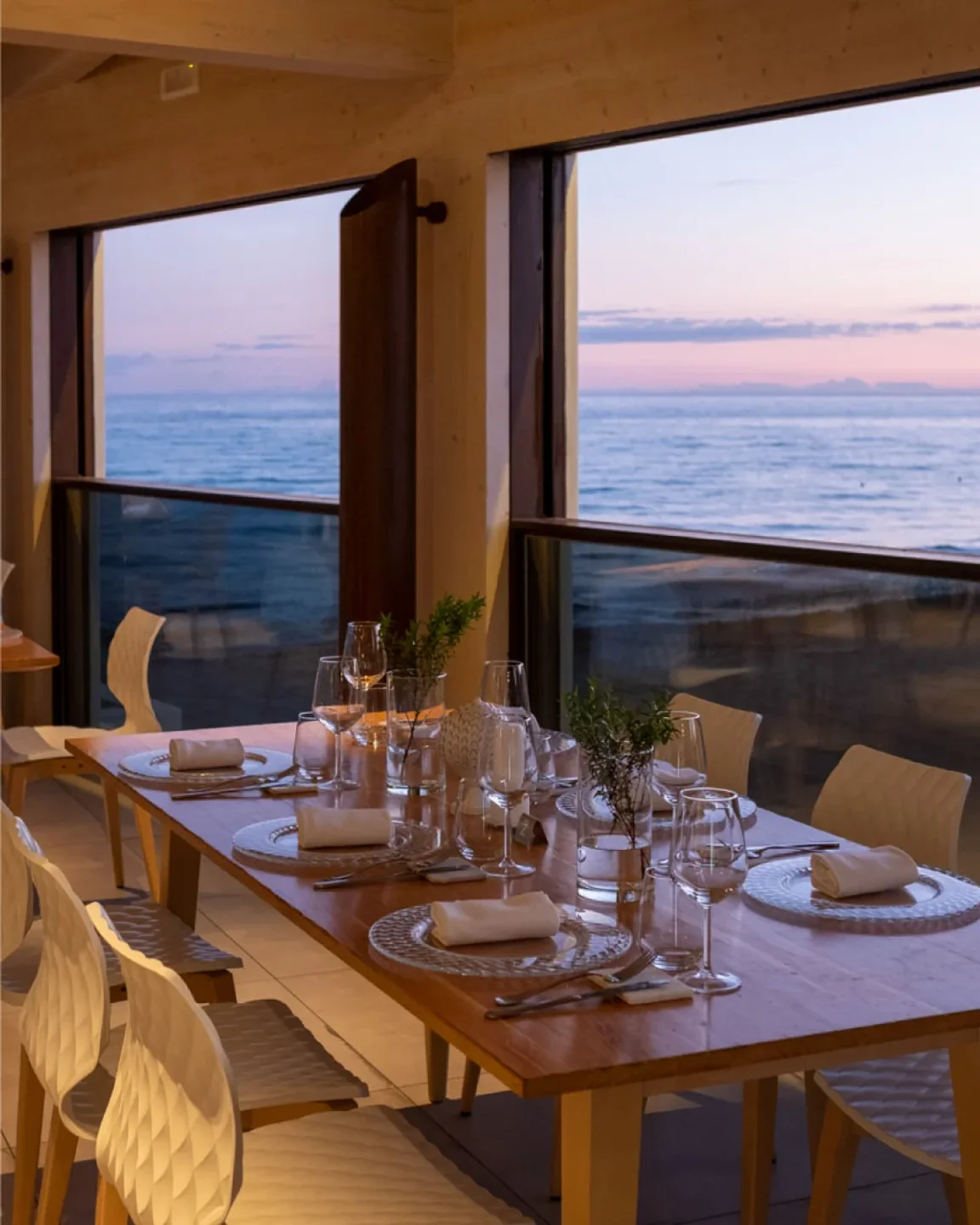 Set dining table at Le Cinque Vele Beach Club in Puglia with ocean view at sunset