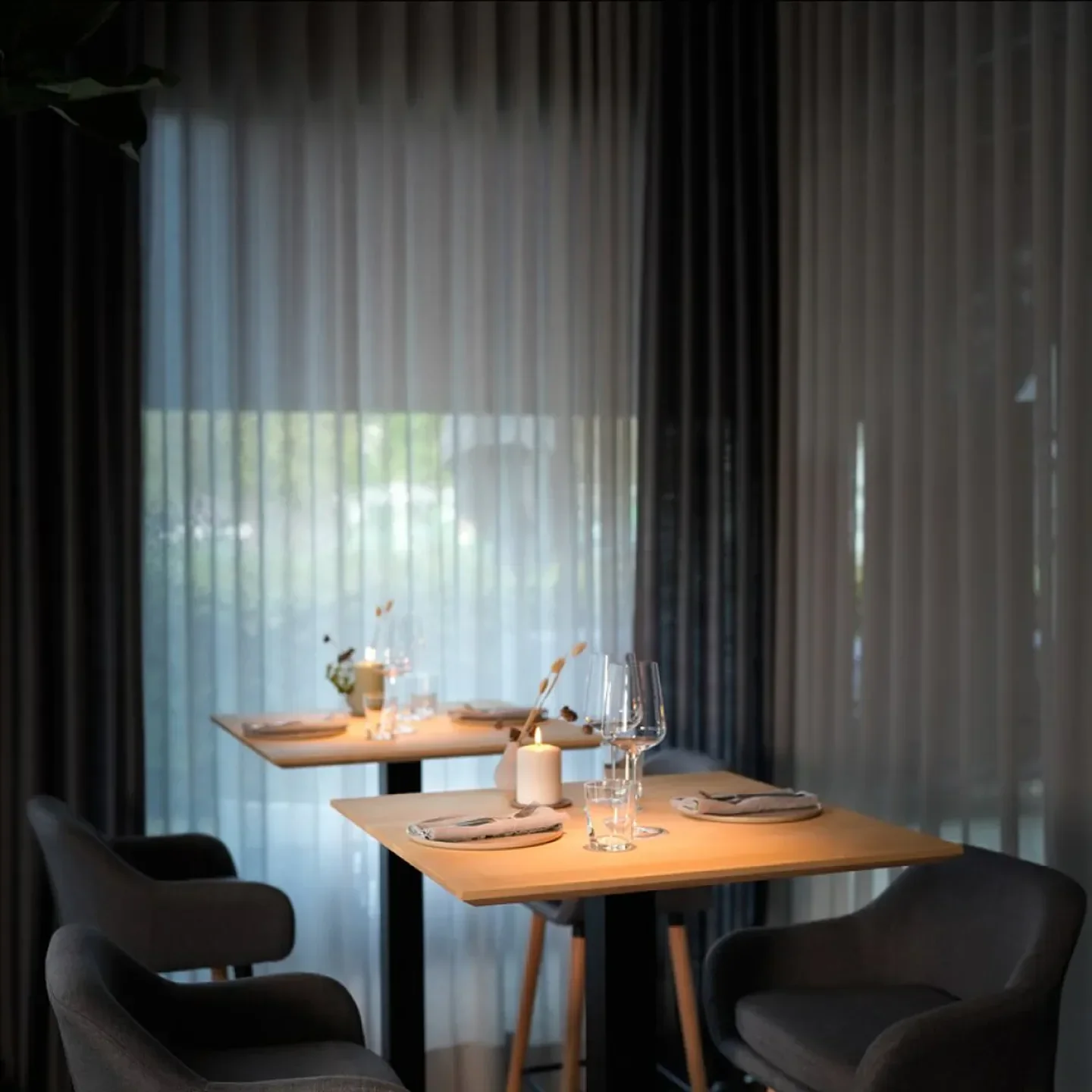 Cozy dining area at Le Flair restaurant in Düsseldorf, featuring elegant table settings.