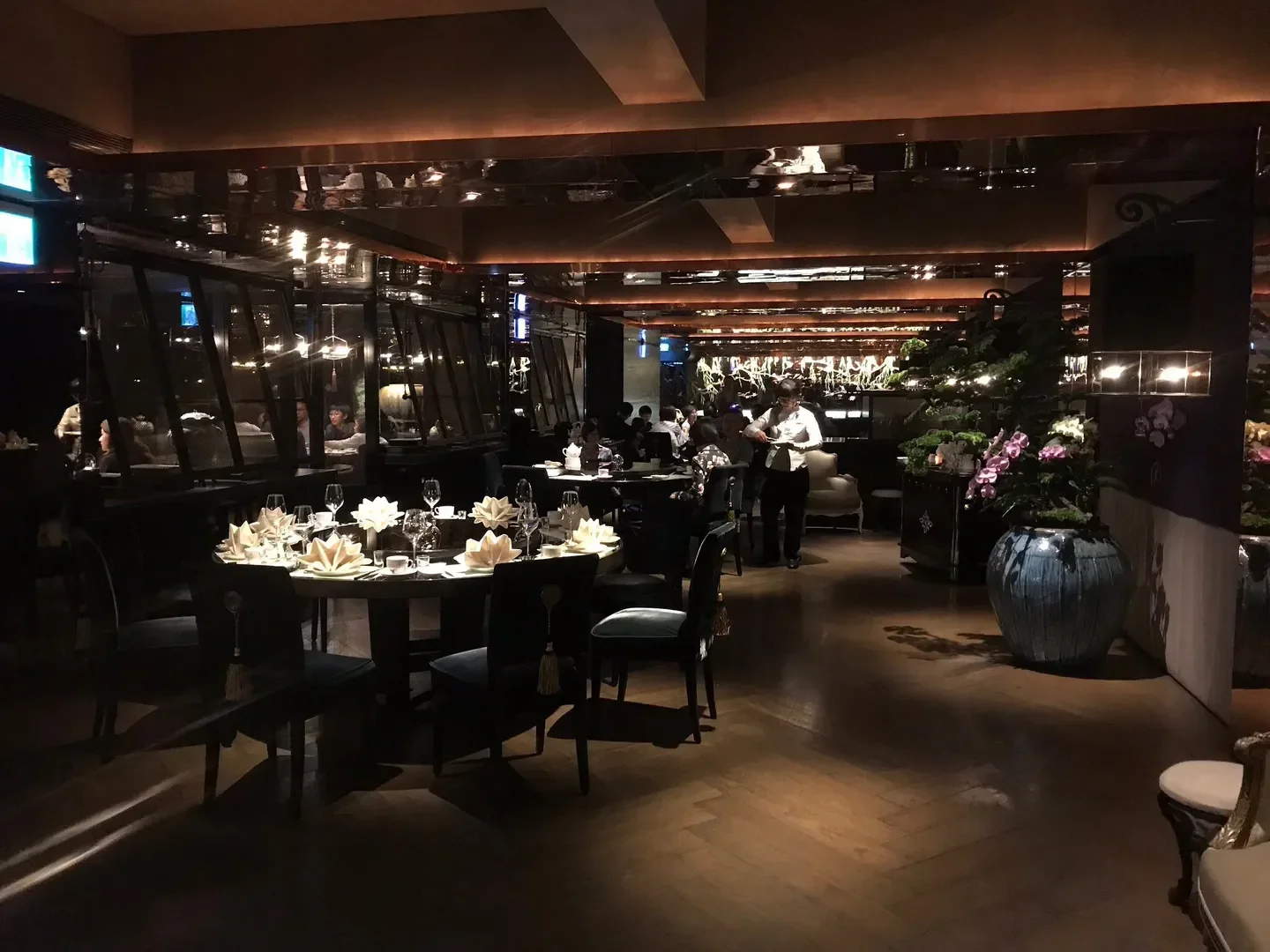 Elegant dining area at Le Palais restaurant in Taipei, featuring floral centerpieces.