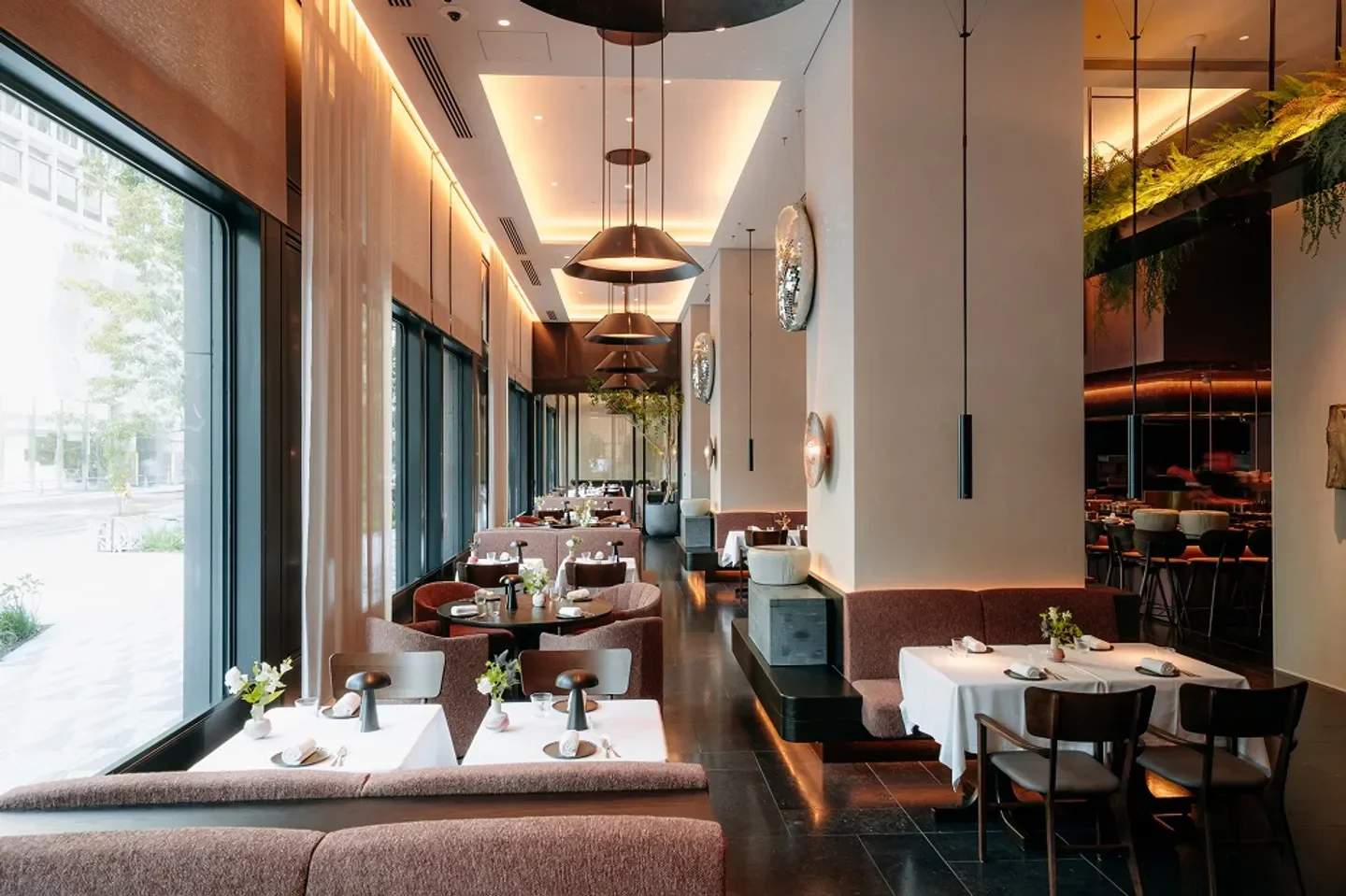 Elegant interior of Le Pristine restaurant in Antwerp, featuring stylish decor and lighting.