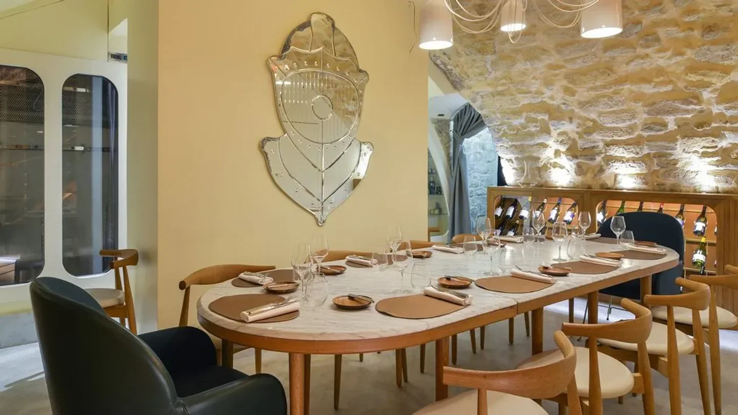 Elegant dining room interior at Le Sergent Recruteur restaurant in Paris