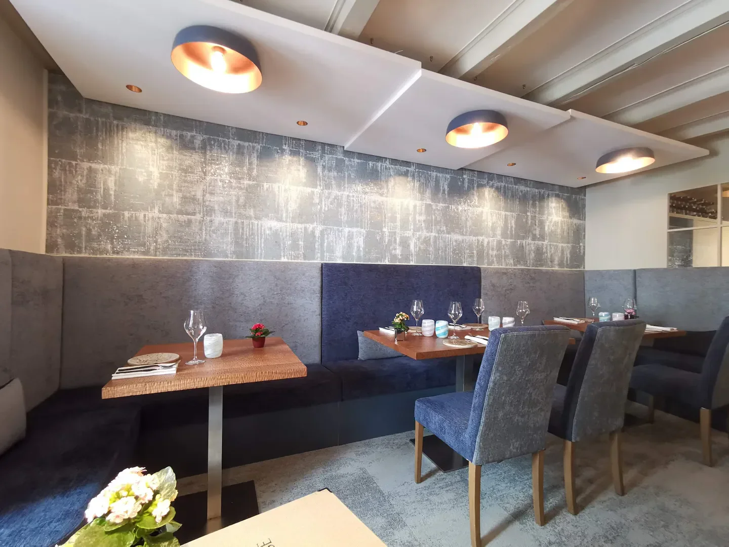 Elegant dining area at L'Esquisse restaurant in Annecy with stylish decor and ambiance.