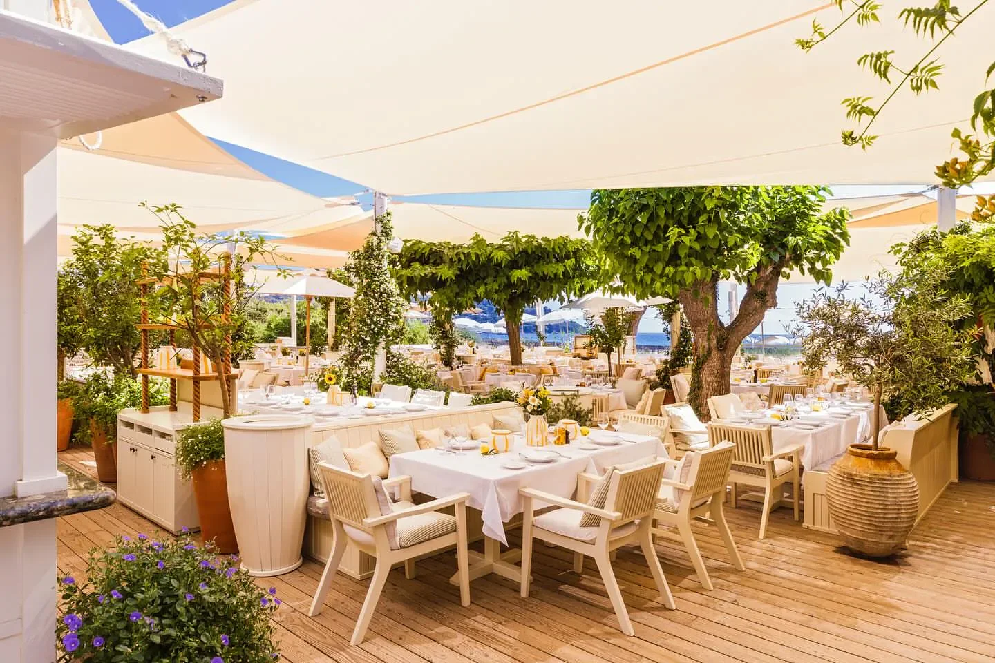 Outdoor dining at Loulou Ramatuelle in Saint-Tropez, under a canopy of shade.