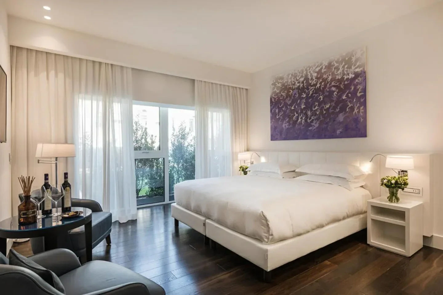 Elegant bedroom at Magna Pars, l’ Hotel à Parfum, Milan, with a modern design and art.