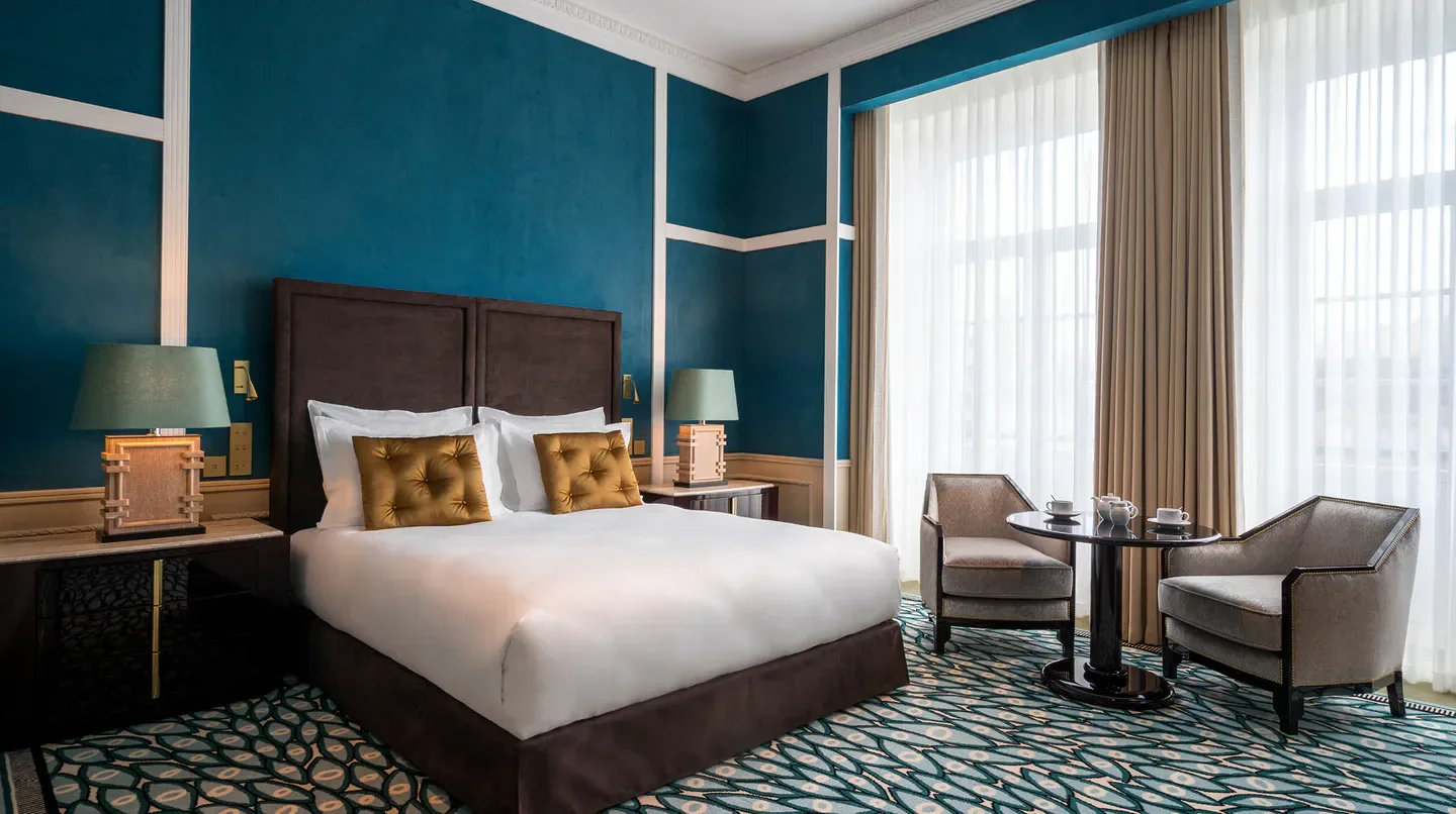 Elegant bedroom at Maison Albar - Le Monumental Palace in Porto, featuring plush furnishings.