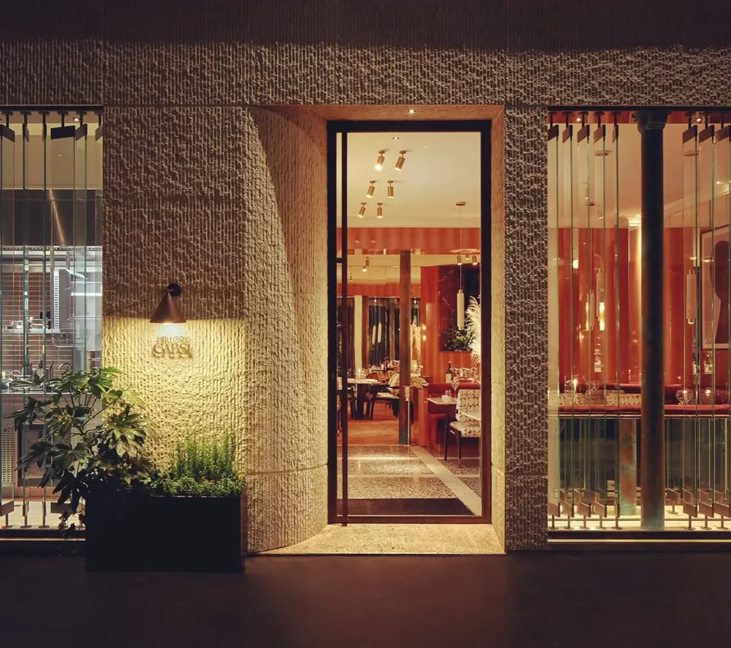 Entrance to Mallory Gabsi restaurant in Paris, featuring a stylish, inviting exterior.