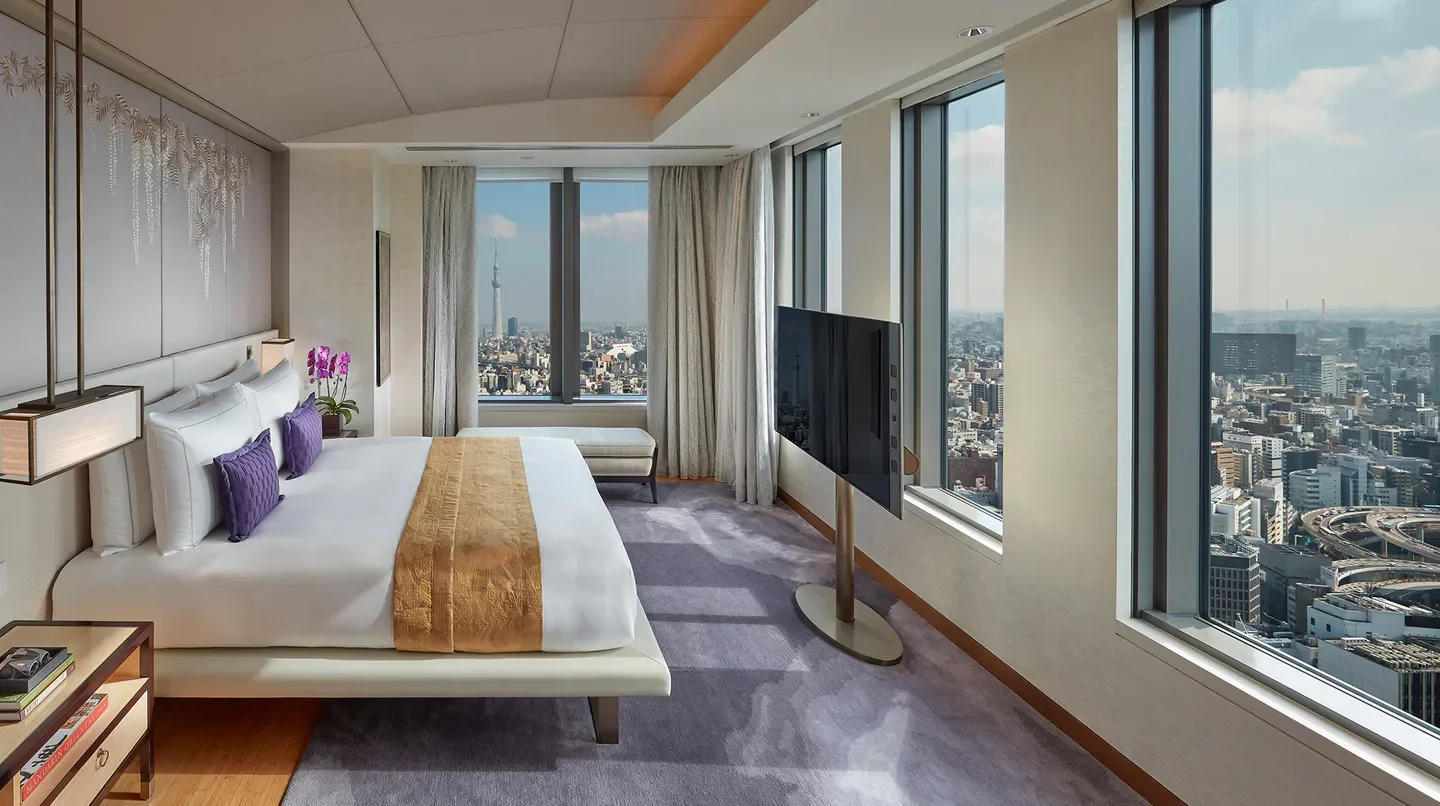 Luxury bedroom with city view at Mandarin Oriental, Tokyo, overlooking Tokyo skyline.