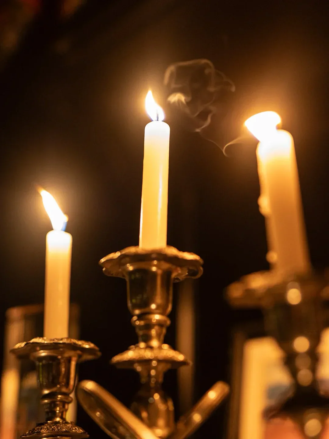 Candlelit ambiance at Mishiguene restaurant in Buenos Aires, featuring elegant candlesticks.
