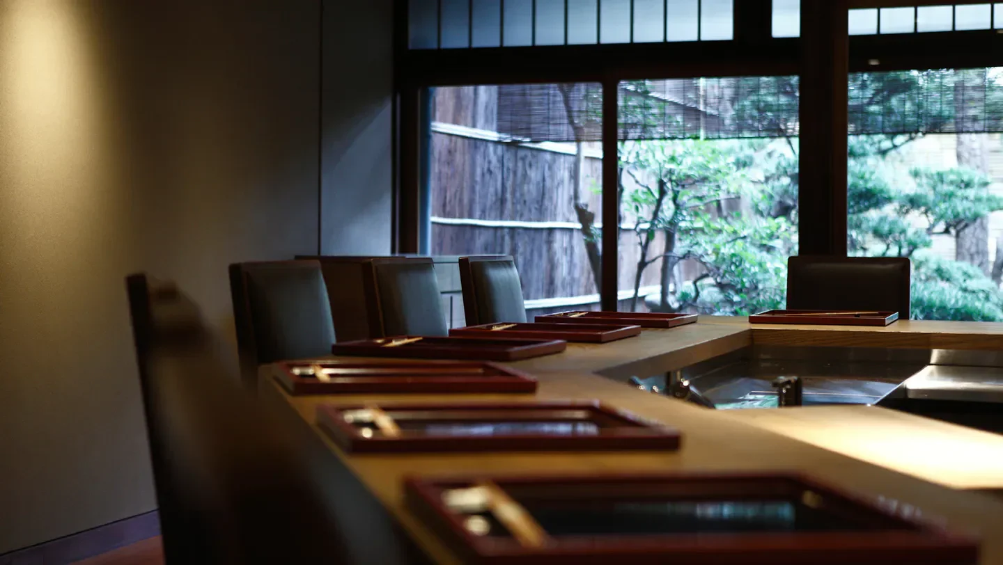 Elegant dining space at Muromachi Wakuden in Kyoto, showcasing a refined Japanese aesthetic.