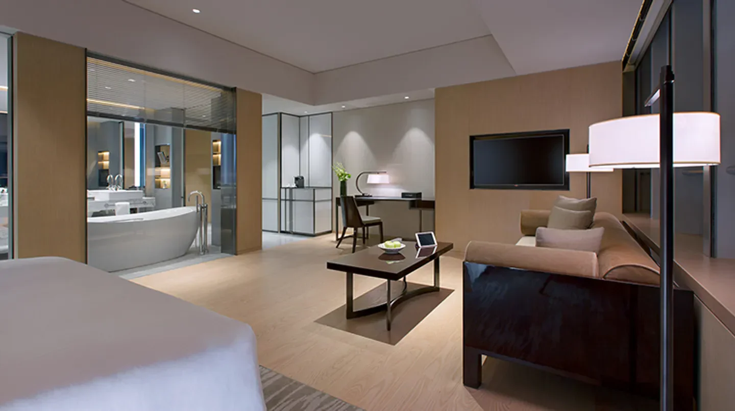 Spacious suite at Niccolo Chengdu, featuring a luxurious bathroom and modern design in Chengdu