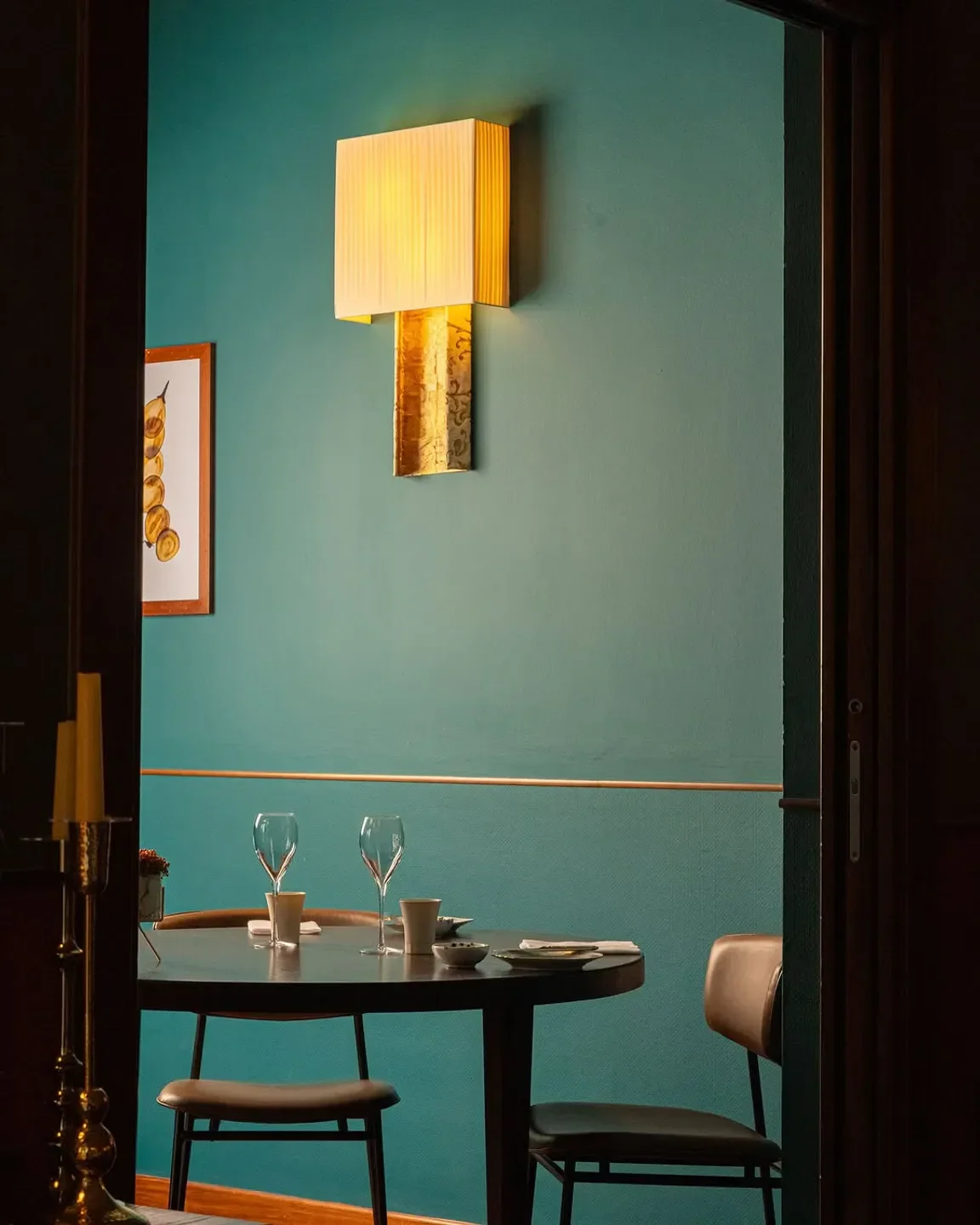 Interior of Oasis - Sapori Antichi restaurant in Campania: table setting and wall sconce.