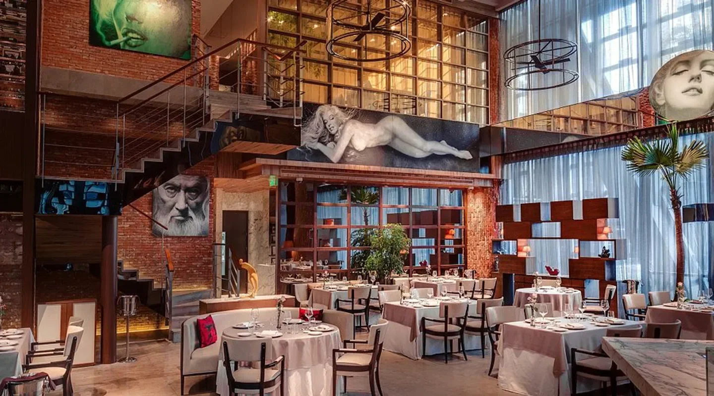 Opera Bombana in Beijing: stylish interior with art and dining tables
