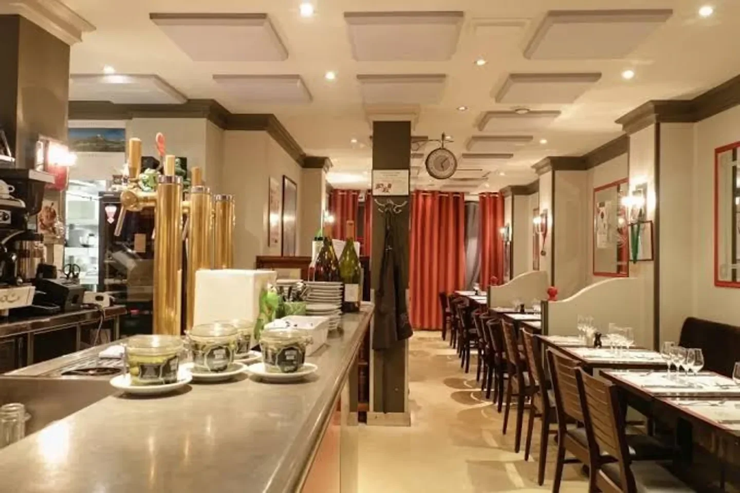 Elegant interior of Origine restaurant in Bourgogne, featuring bar and dining area.