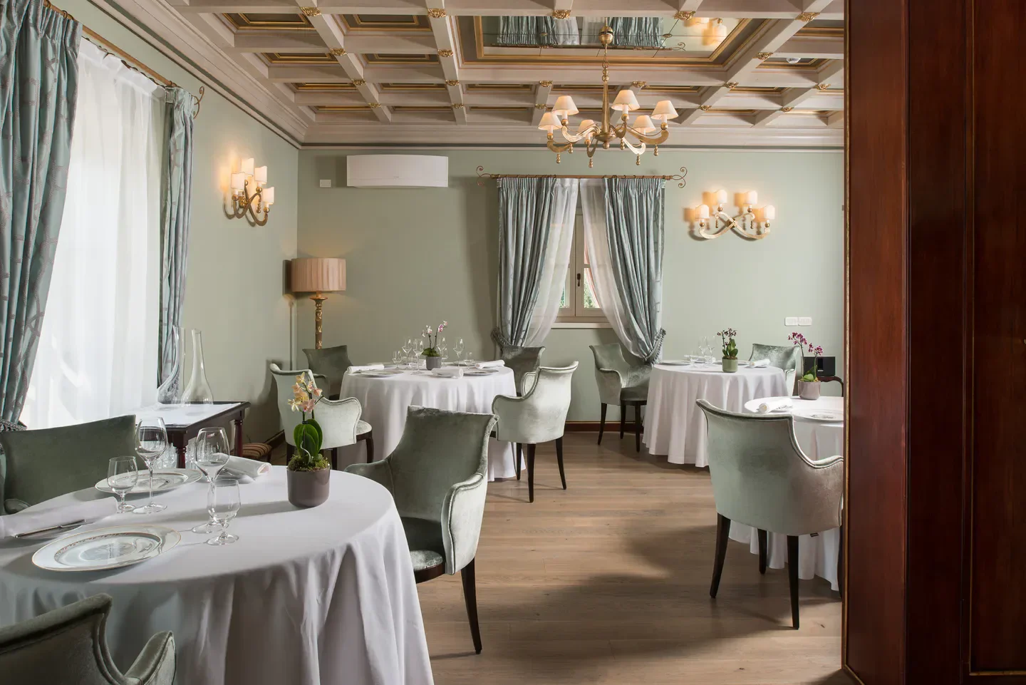 Elegant dining room at Oseleta restaurant in Lago di Garda, with tables set for service.