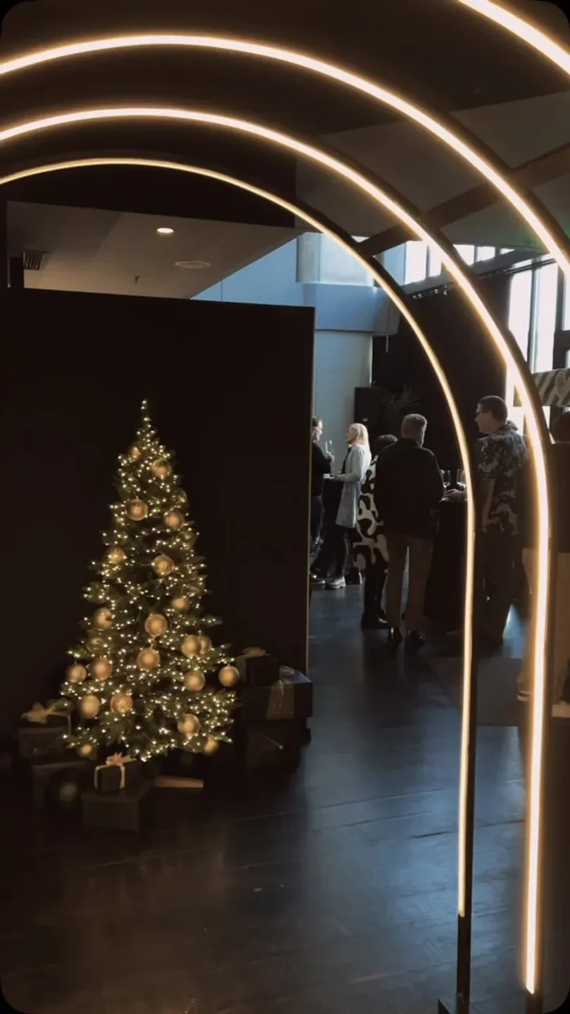 Festive Christmas decor at Ox & Klee restaurant in Cologne, featuring a lit archway.