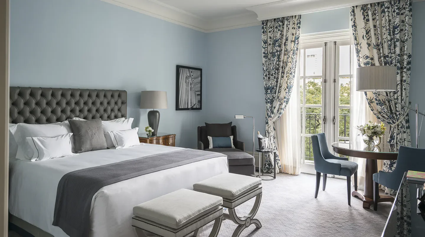 Elegant bedroom at Palácio Tangará in Sao Paulo, featuring stylish design and decor.