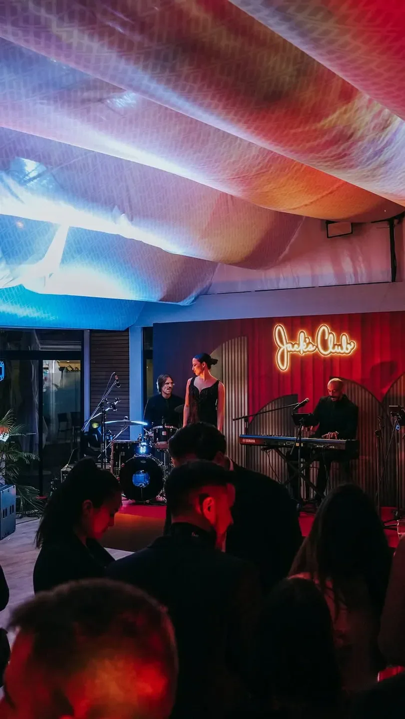 Live music at Palais Stéphanie Beach in Cannes, a stylish restaurant and bar