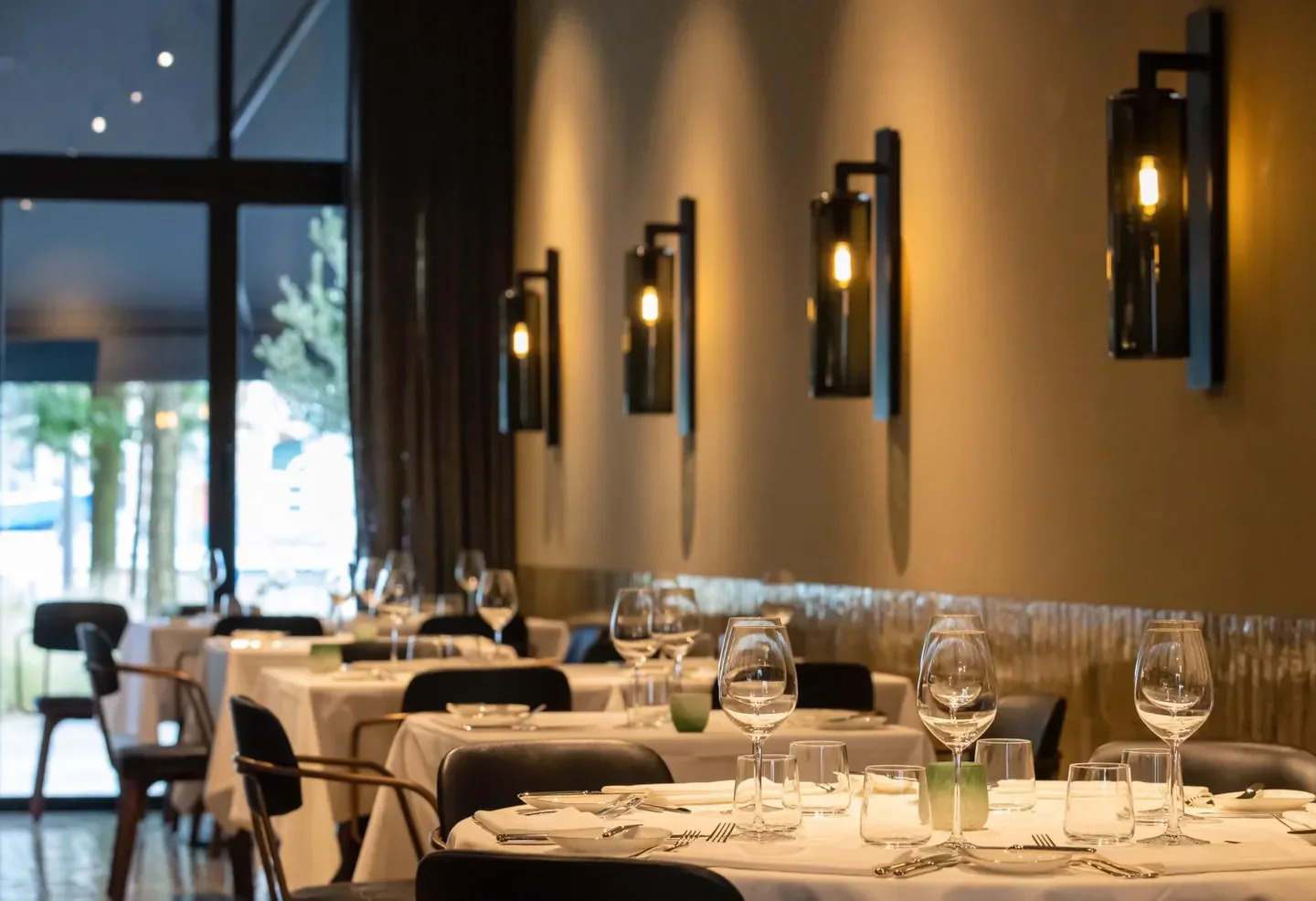 Elegant dining at Pont neuf restaurant in Antwerp, with stylish lighting and tables set.