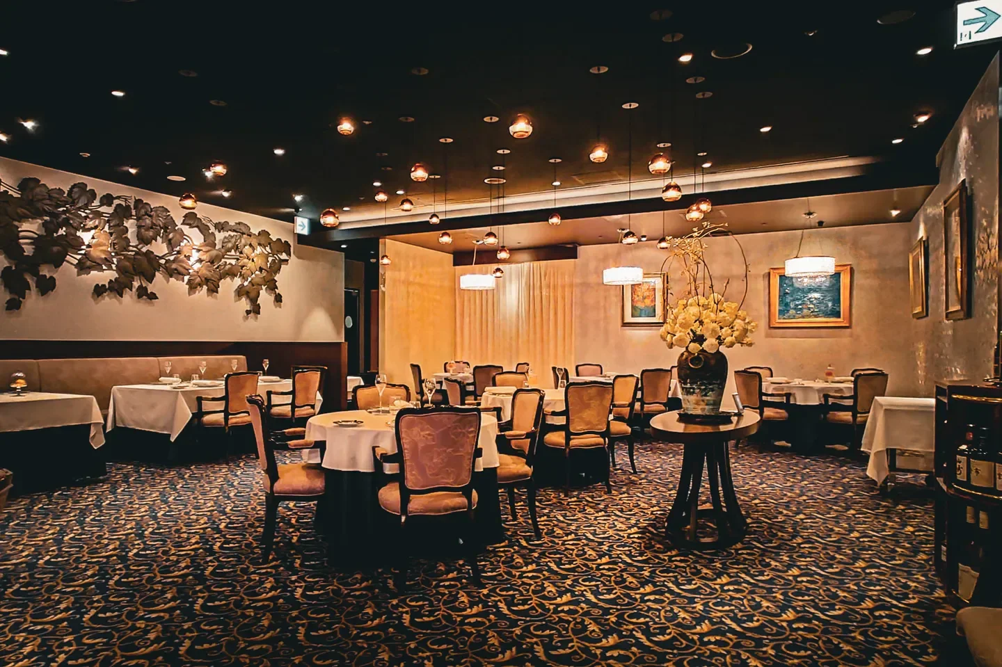 Elegant interior of Presqu’île restaurant in Osaka, showcasing fine dining ambiance.