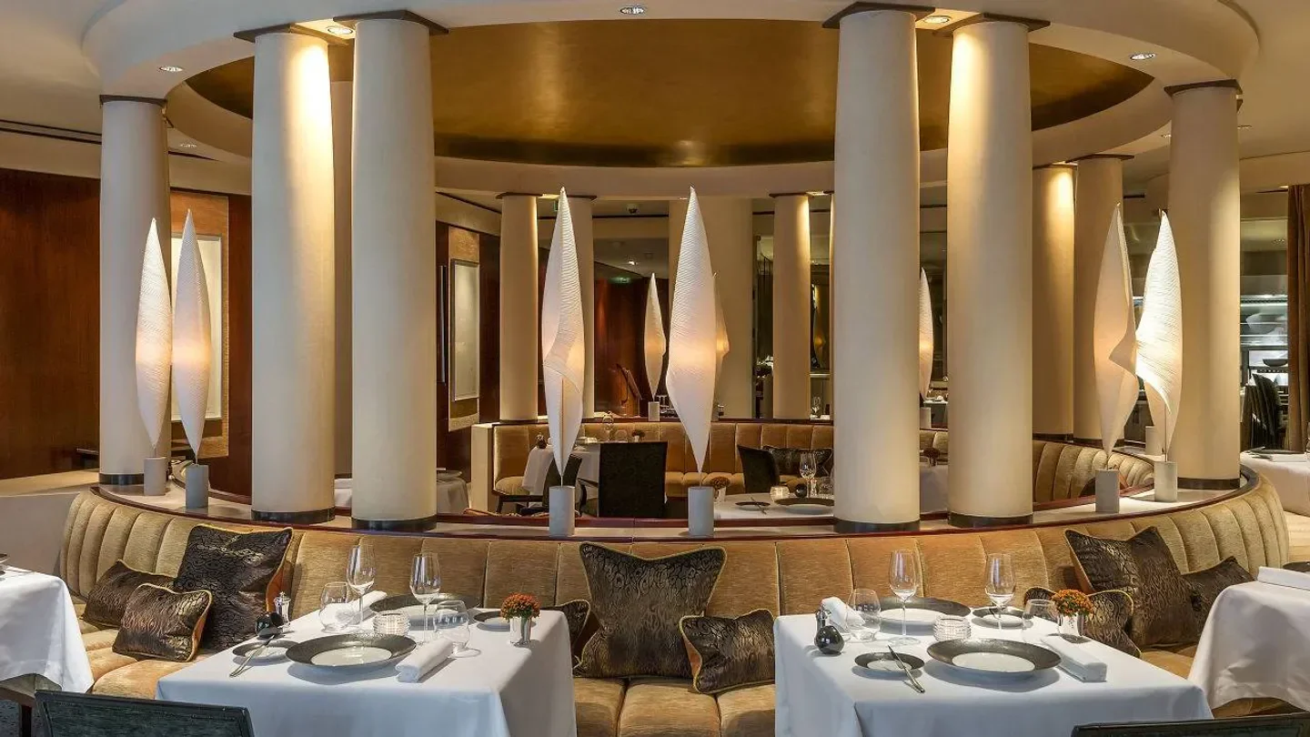 Elegant interior of Pur' - Jean-François Rouquette restaurant in Paris with artful lighting