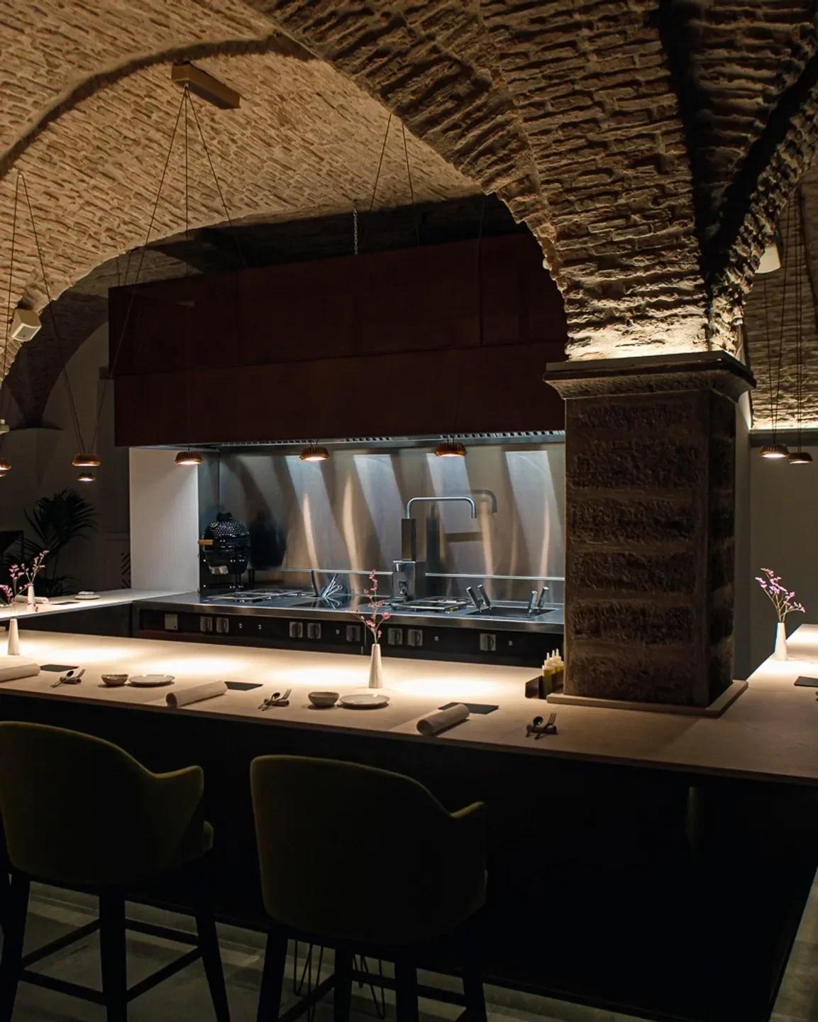 Elegant dining space at Qafiz restaurant in Calabria, featuring stylish seating and lighting.