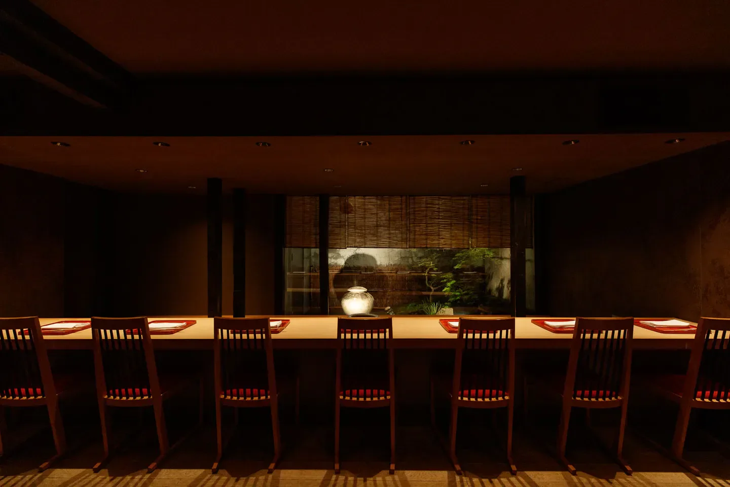 Rakushin restaurant in Osaka, elegant dining room with a view of the Japanese garden
