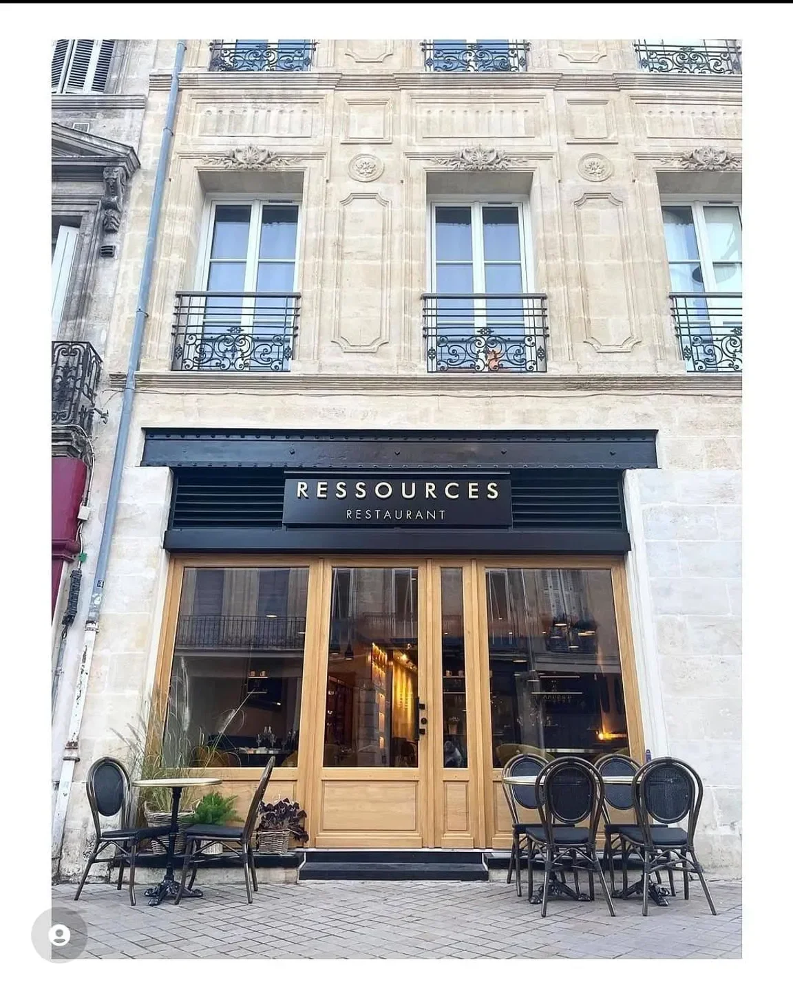 Exterior of Ressources restaurant in Bordeaux, featuring elegant facade and outdoor seating.