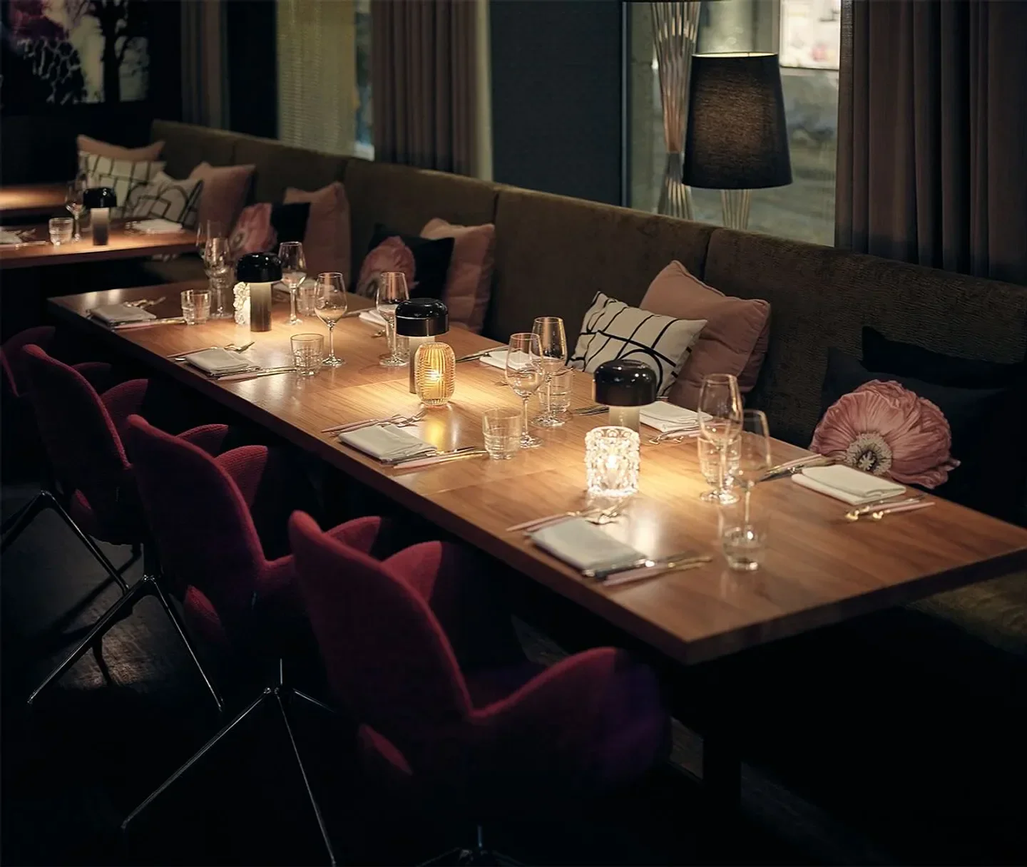 Restaurant Eik in Oslo: Elegant dining room with a long table set for guests.