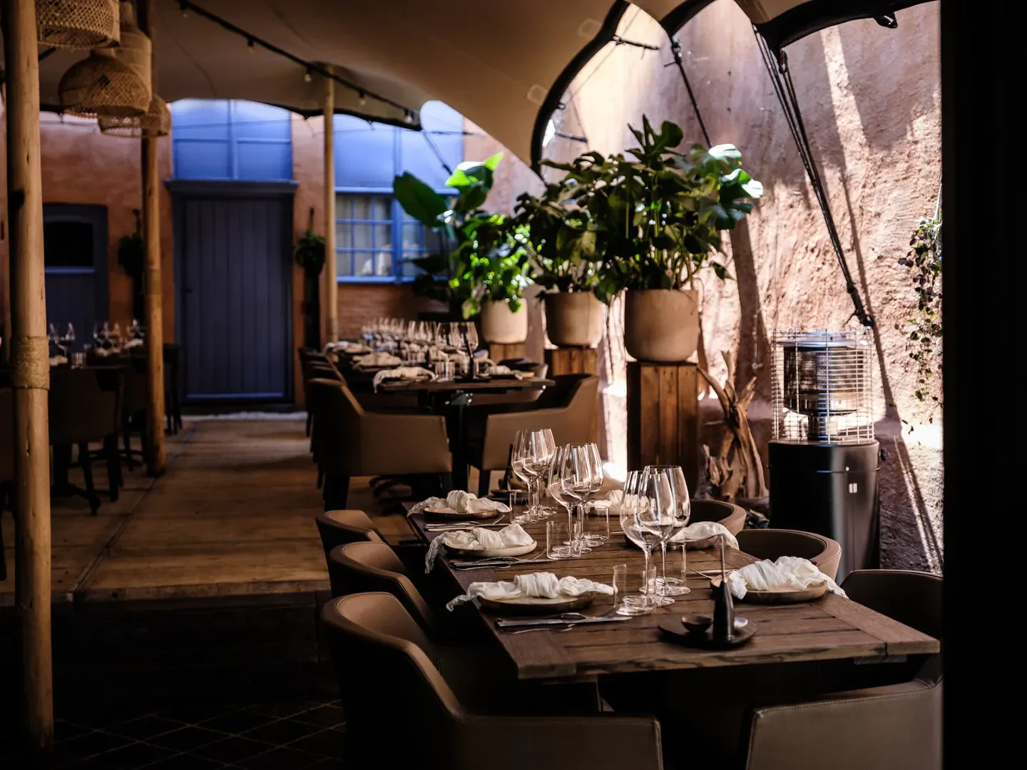 Restaurant Gillis in Ghent: elegant outdoor dining setting with table setting details