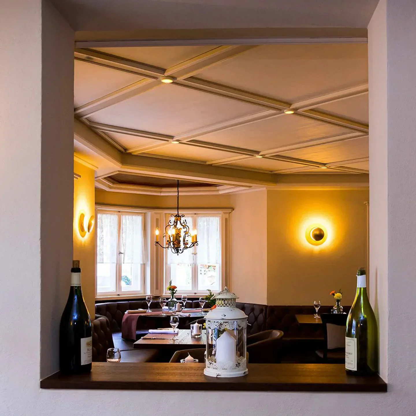 Cozy interior of Restaurant Johannas in Munich, featuring elegant decor and lighting.