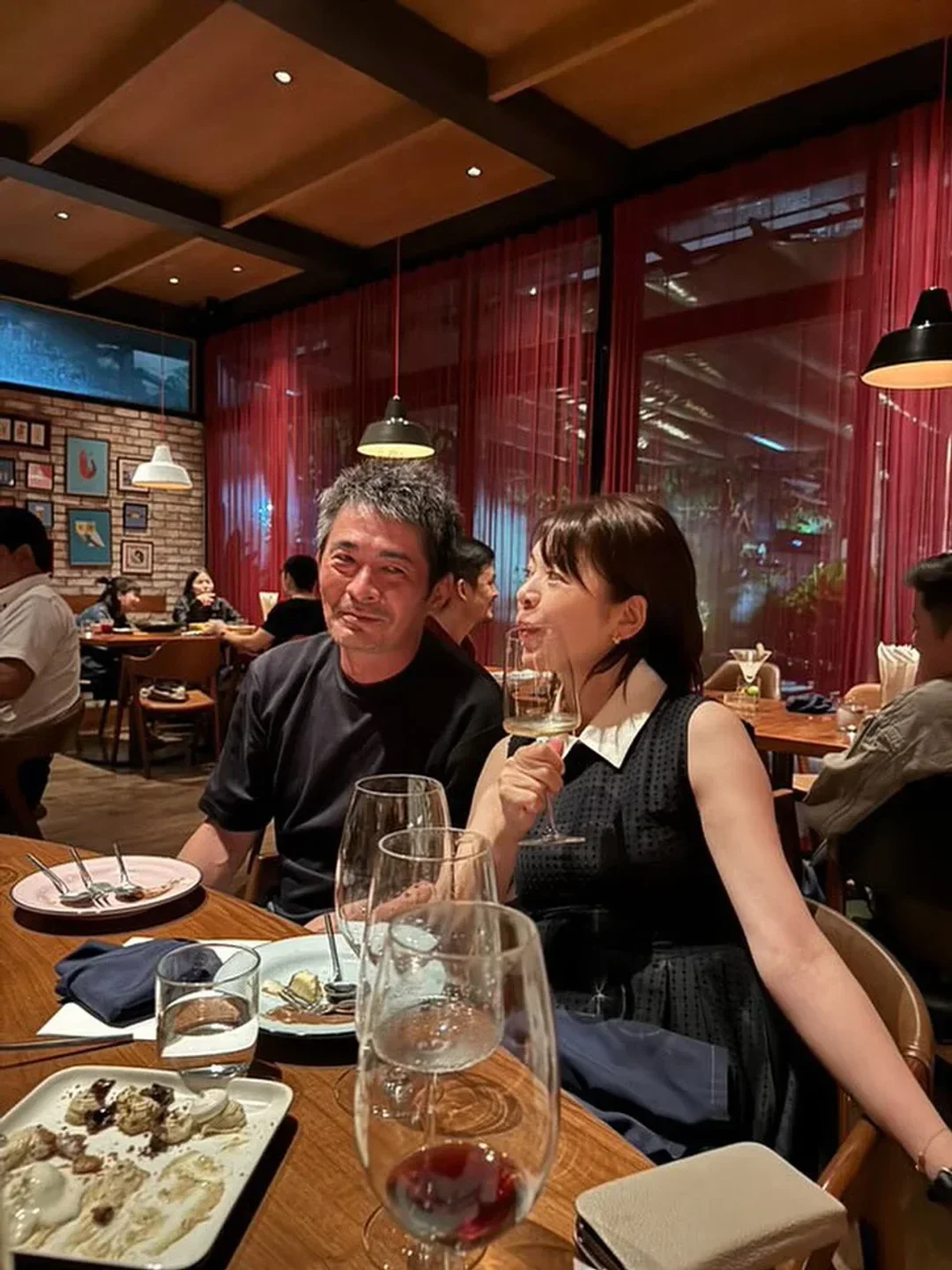 Couple enjoying wine at Restaurant L'equateur in Tokyo, an intimate dining experience.