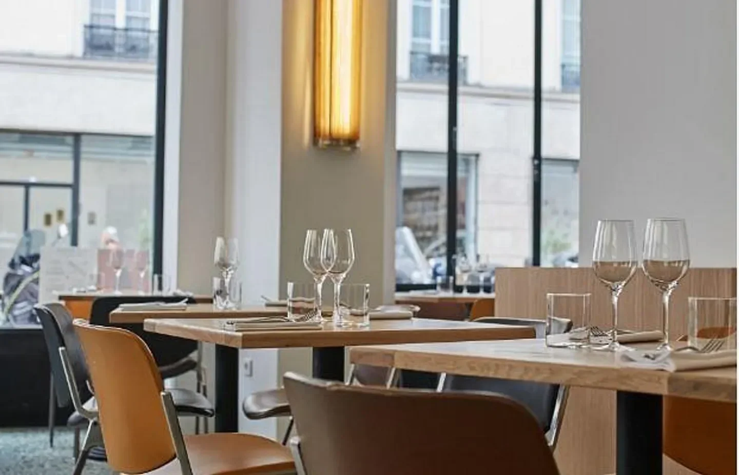 Restaurant Passerini in Paris: Elegant dining room with tables set for a meal.