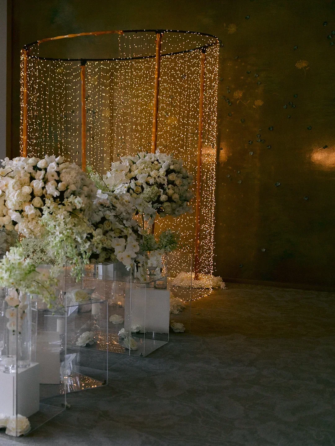 Elegant decor at Restaurante Diana in Mexico City, featuring floral arrangements and lights.