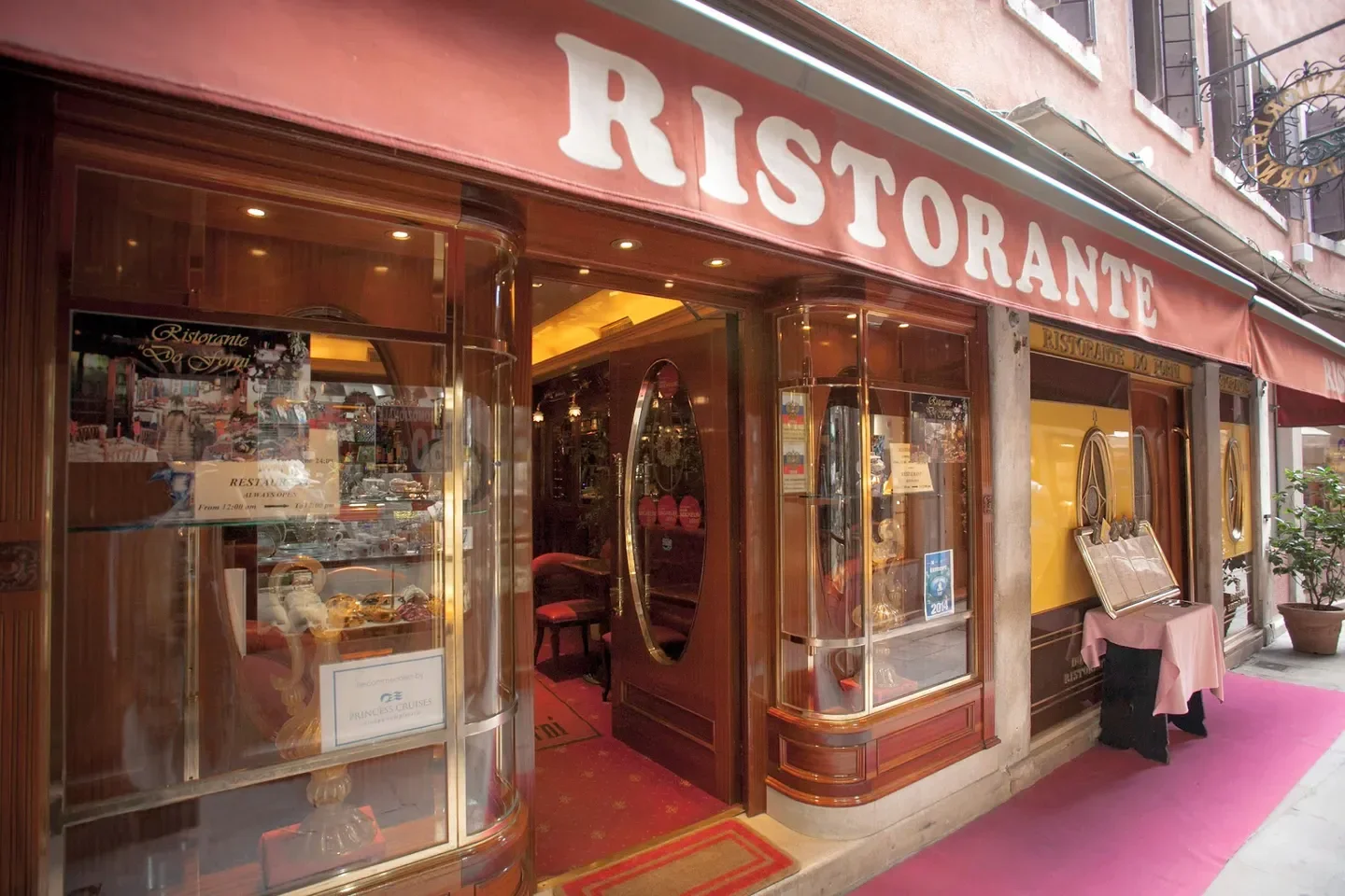 Exterior view of Ristorante Do Forni in Venice, Italy with inviting entrance.