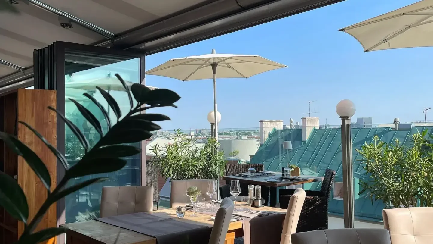 Ristorante Settimo Cielo in Vienna: elegant rooftop dining with city views and umbrellas