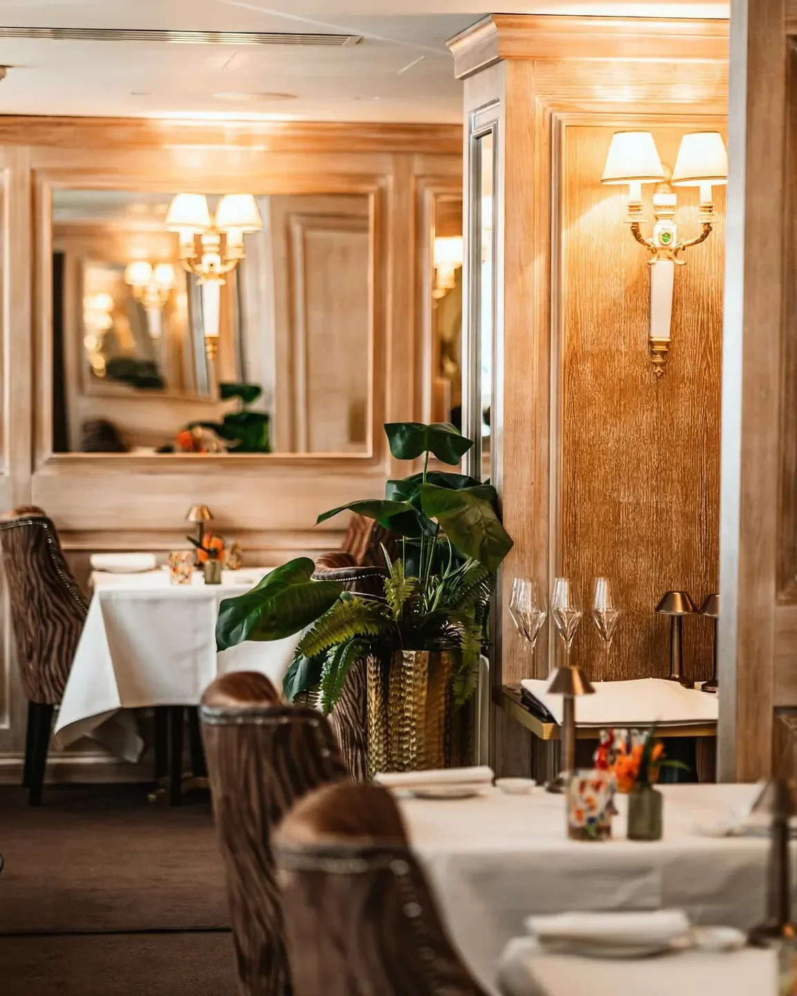 Elegant interior of Ristorante Tosca in Paris, featuring dining tables and decor.