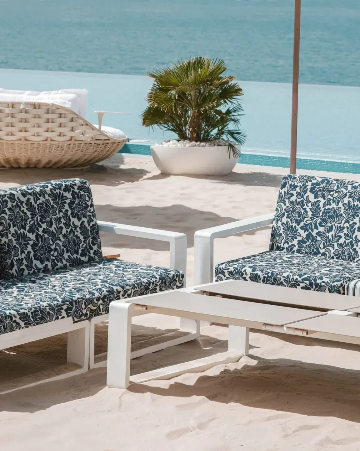 Sal beach club in Dubai: Luxury seating area with sea views and palm tree