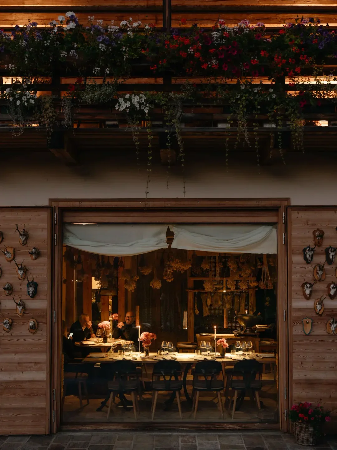 Cozy dining at SanBrite restaurant in Veneto, with flowers and wood details.