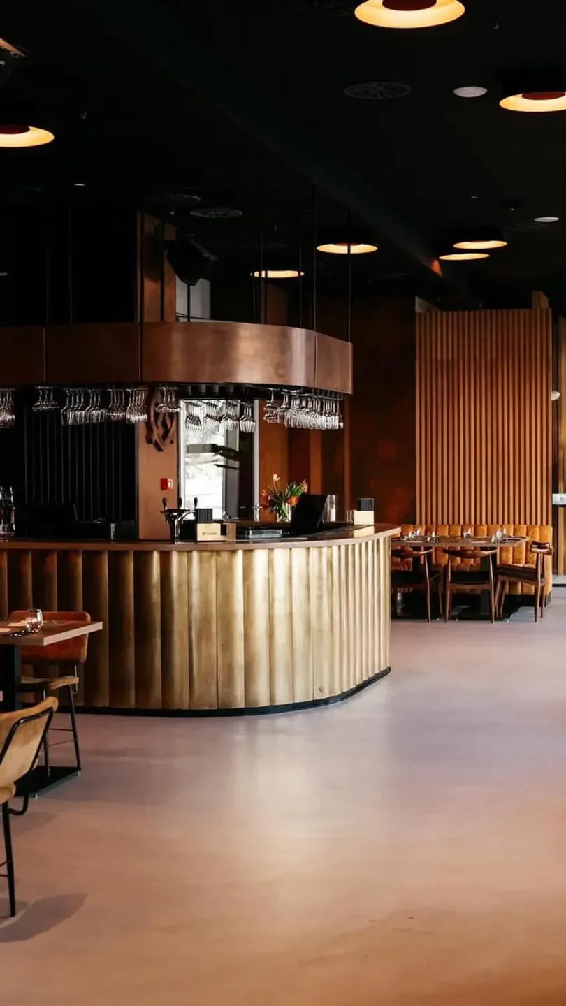 Interior view of Selavi restaurant in Warsaw, featuring a stylish bar and seating.