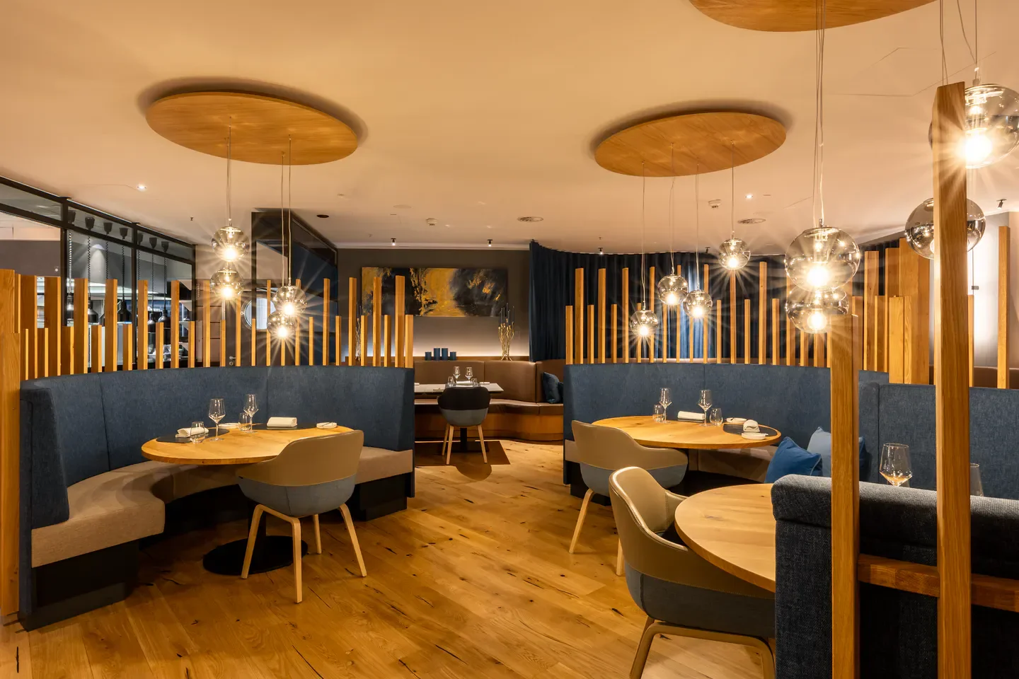 Interior of Setzkasten restaurant in Düsseldorf with stylish decor and lighting.