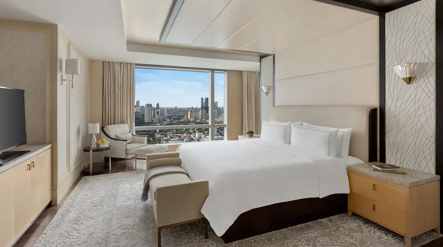 Luxury hotel room at Shangri-La at the Fort, Manila, with city views of Manila.
